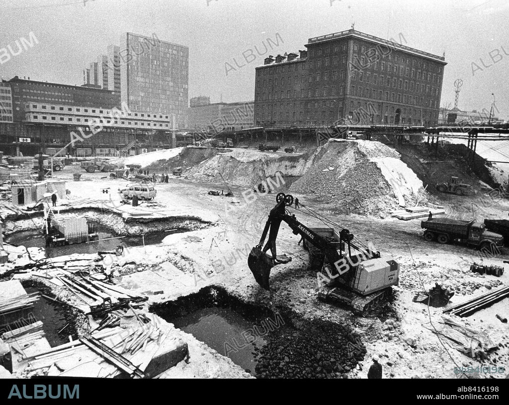 ARKIV 1969 Bild ur boken "Så var det" sid 131. Riksgropen i februari 1969. Telegrafverkets hus är det enda som finns kvar av gamla Brunkebergstorg och strax ska det huset också rivas. Sammanlagt revs över 400 hus i Klara och city under den här perioden. Foto: Bengt Almquist Code: 1    . COPYRIGHT SCANPIX SWEDEN.
