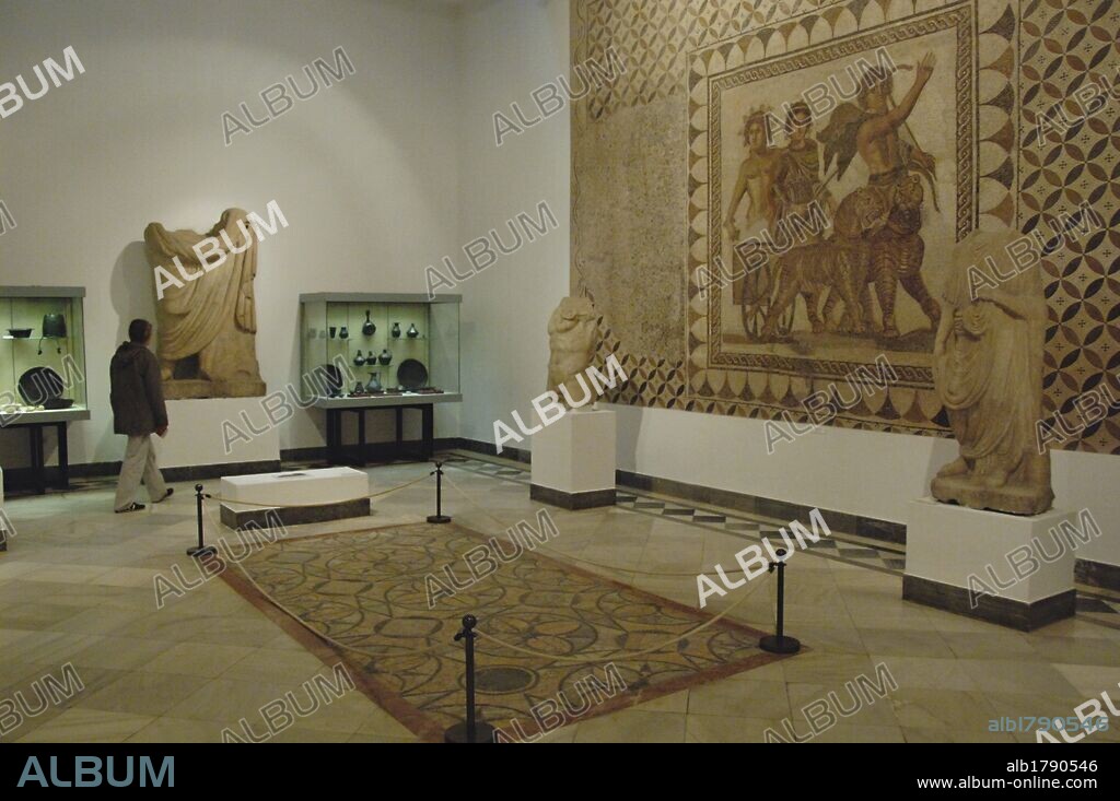 MUSEO ARQUEOLOGICO DE SEVILLA. Está ubicado en el edificio que el arquitecto Aníbal González construyó como Pabellón de Bellas Artes de la Exposición Iberoamericana de 1929. Vista de una SALA dedicada al ARTE ROMANO en la que destaca, a la derecha, el "MOSAICO DE BACO", pieza procedente de Ecija y datada en el s. III d. C. Andalucía. España.