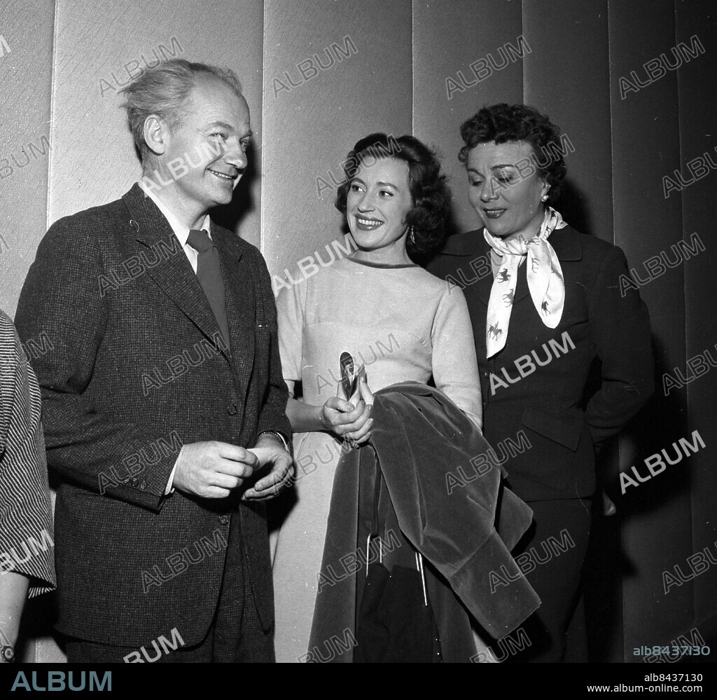 Göteborg 1957-01-16 - Stadsteatern - teaterchefen Karin Kavli till höger, Gertrud Fridh i mitten samt okänd man, kan vara en författare. *** Local Caption *** GT -img479.jpg. KAMERAREPORTAGE.