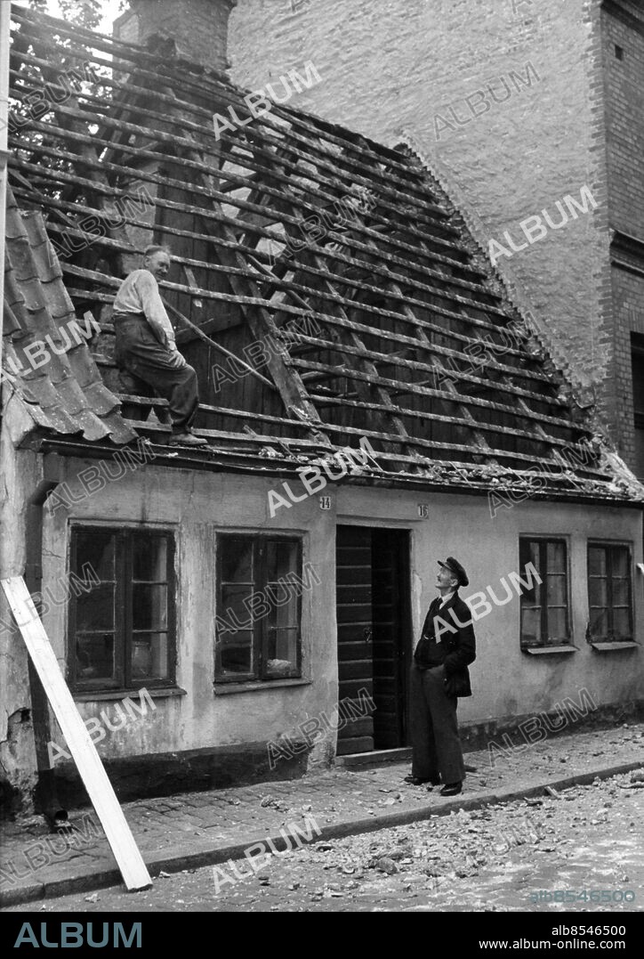 Malmös minska hus fastigheten Jöns Filsgatan 14 - 16 på gamla Väster i Malmö rivs 1948.. Foto: Sydsvenskan / IBL Bildbyrå.
