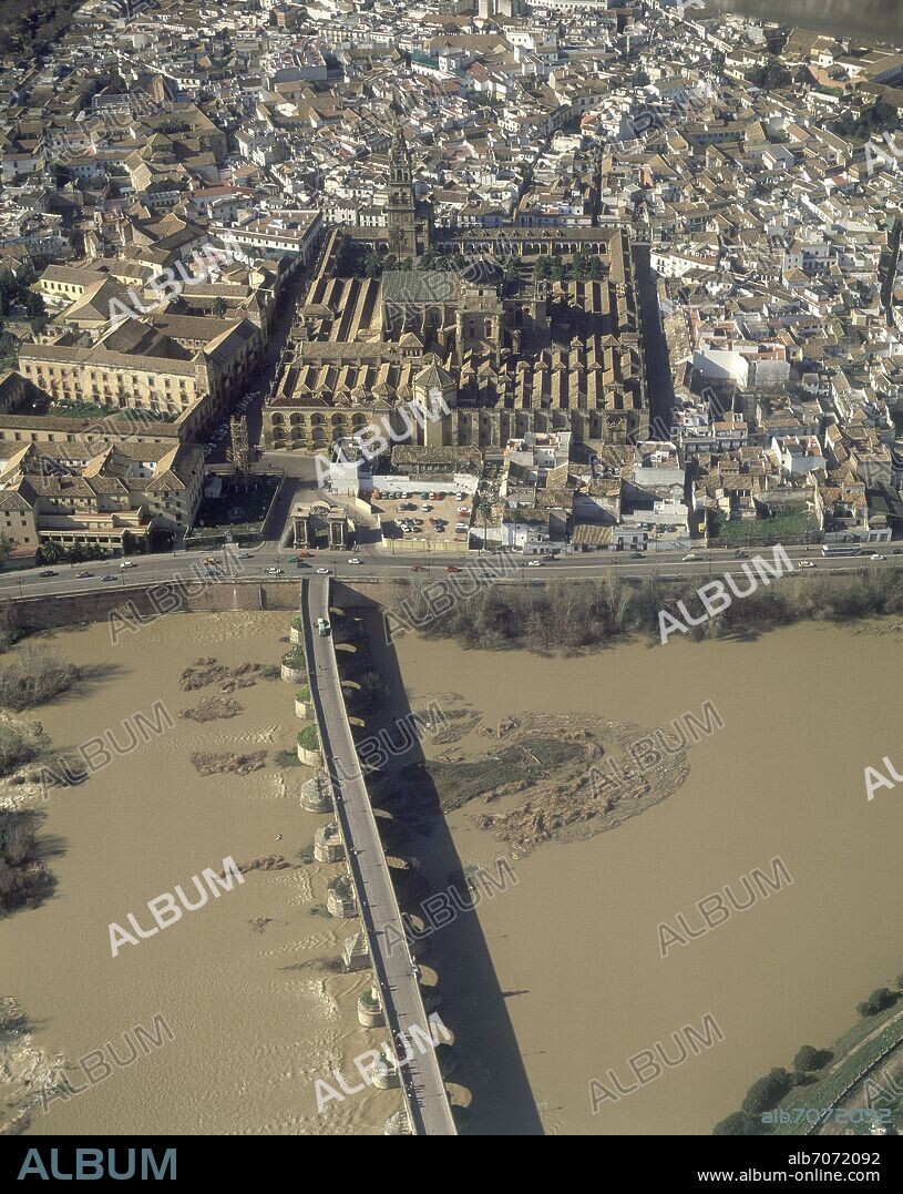 AEREA DE CORDOBA - PUENTE ROMANO EN EL GUADALQUIVIR Y MEZQUITA.