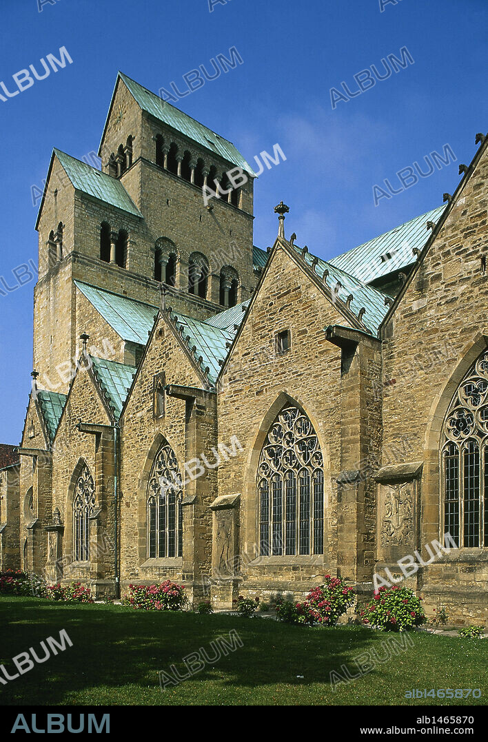 ARTE GOTICO. ALEMANIA. CATEDRAL SANTA MARIA DE LA ASCENSION. Reconstruída en 1950. Exterior de las capillas góticas. Hildesheim. Baja Sajonia.