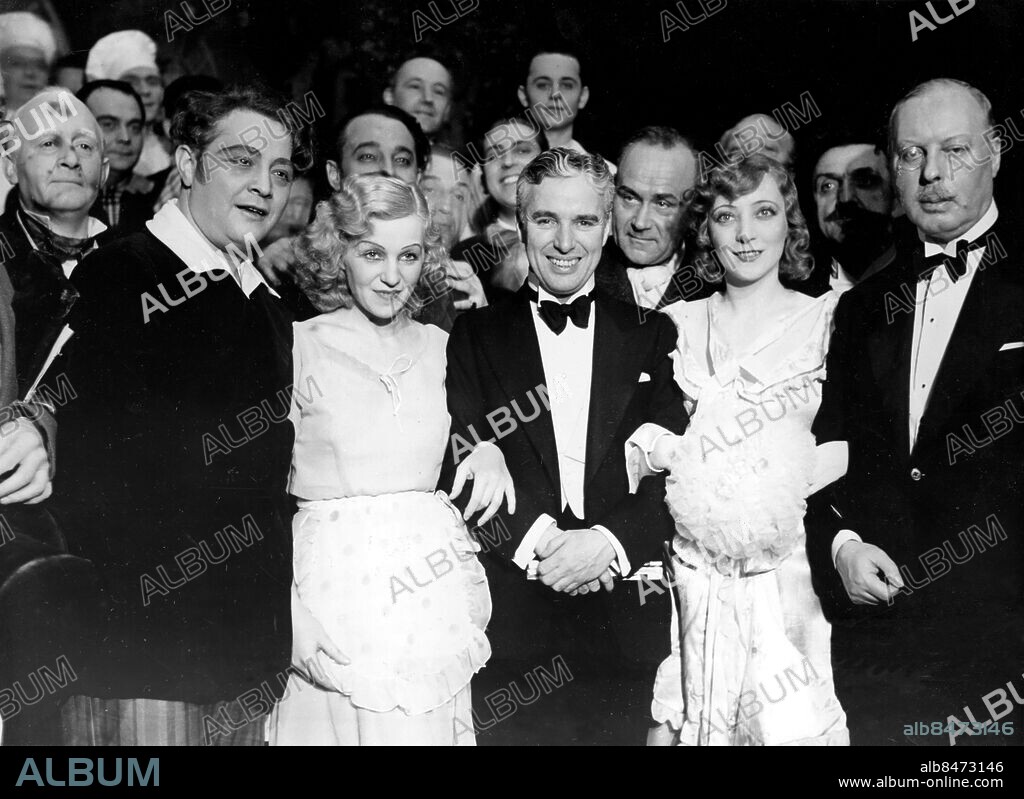 Orig. bildtext... CHARLIE CHAPLIN GAST DER ENGLISCHEN BOTSCHAFTERS - BESUCH DES BERLINER METROPOLTHEATERS! Charlie Chaplin, der am 9. März 1931 zu einem einwöchigen Aufenthalt in Berlin eintraf, war am 10. März Gast des englischen Botschafters in Deutschland, Sir Horace Rumbold, der zu Ehren des berühmten Filmstars ein Diner veranstaltete. Im Anschluss daran besuchten Chaplin, Sir und Lady Rumbold sowie die Damen und Herren der englischen Botschaft die Vorstellung von Kalmans Veilchen vom Montmartre im Metrpoltheater. Unser Bild zeigt Chaplin im Kreise prominenter Operetten-Stars im Berliner Metropoltheater. Von links nach rechts Karl Jöken, Gitta Alpar, Charlie Chaplin, Anni Ahlers, Sir Horace Rumbold, der englische Botschafter in Berlin. Anm. Publ i Die Weimarer Zeit s.268 Skådespelare Sångare Leenden persons: Karl Jöken ;Charlie Chaplin ;Gitta Alpar ;Annia Ahlers ;Horace Rumbold sites: USA* ;TYSKLAND ;BERLIN ;STORBRITANNIEN*.