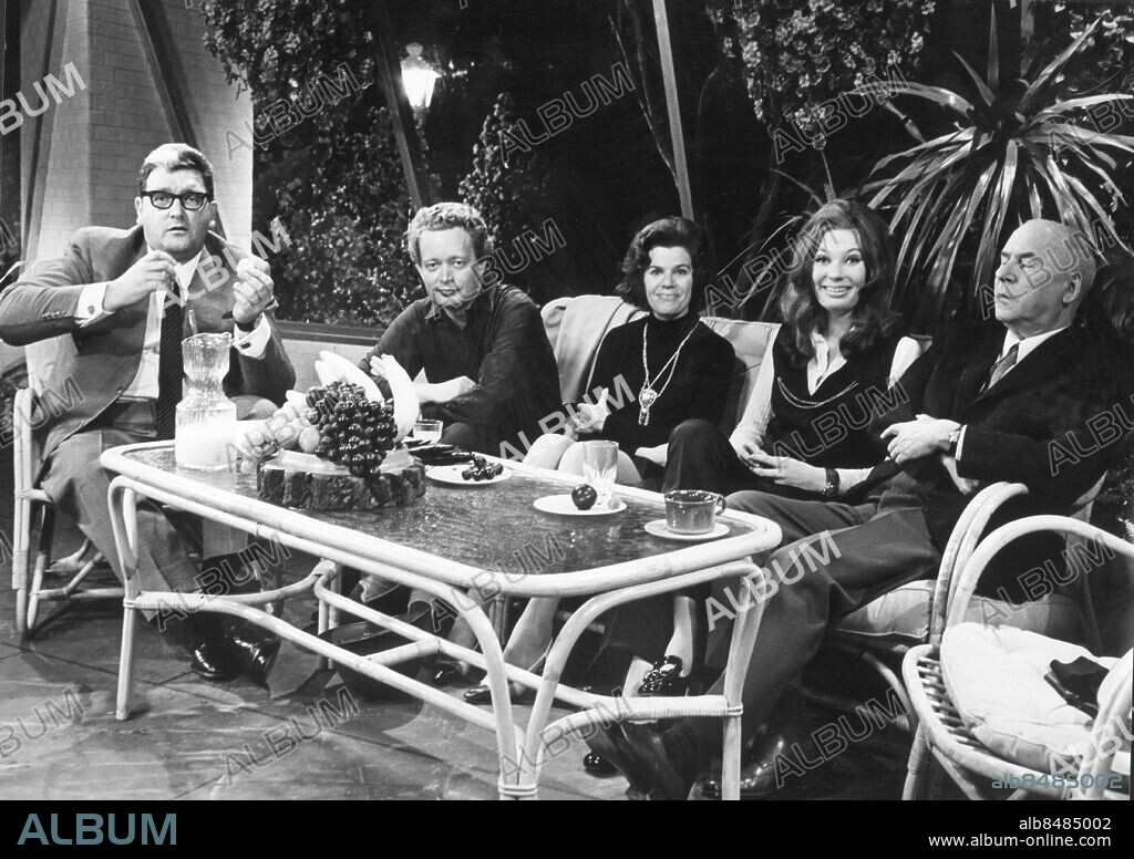 MALMÖ 1972.. Lördagsträffen med Lasse Holmqvist som programledare: Här med skådespelarparet Ernst-Hugo Järegård och Karin Nordström, sångerskan Åse Kleveland samt konstprofessor Aron Borelius från Lund. Bakombild Malmö. persons: ARON BORELIUS ;ERNST-HUGO JÄREGÅRD ;KARIN NORDSTRÖM ;LASSE HOLMQVIST ;ÅSE KLEVELAND sites: MALMÖ ;SR MALMÖ ;STUDIO JÄGERSRO ;SVERIGE.