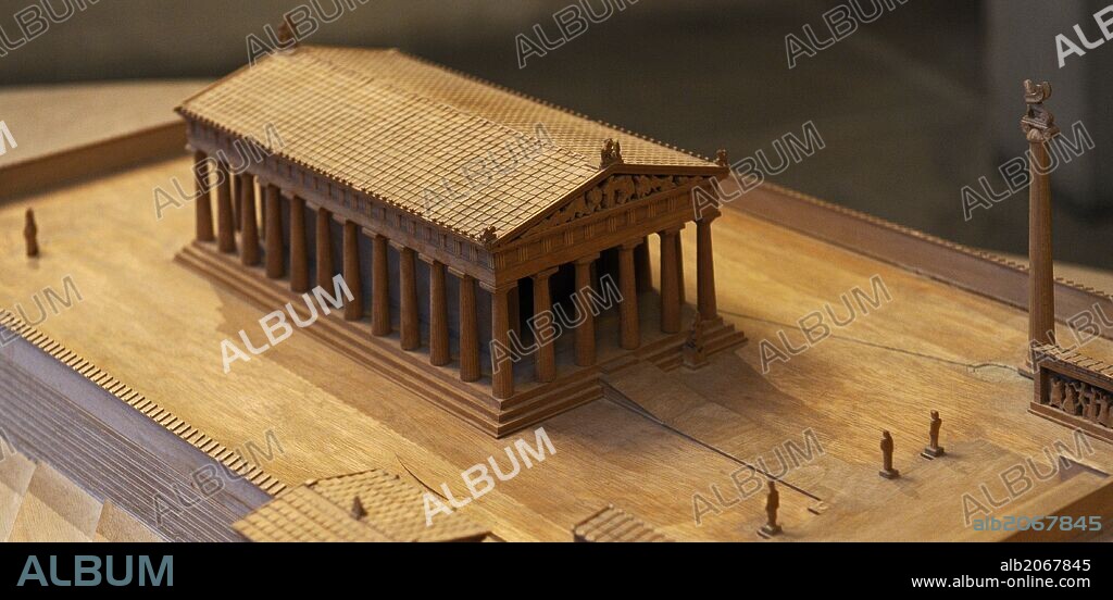 ARTE GRIEGO. El templo de Afaya o de Afea. Dórico. Data del final del siglo VI a. C. o del principio del siglo V a. C. Se considera que se halla entre el período arcaico y el clásico del arte griego. Maqueta en madera del templo, rodeado por diversos edificios de uso sagrado y exvotos. Glyptothek. Munich. Alemania. Europa.