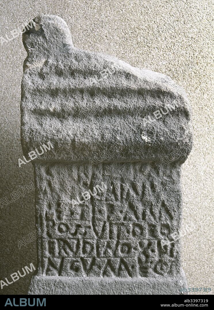Ara a Erudino, dios indígena, con una inscripción vinculada al grupo parietal Aunigainum. Fechada entre el mediados del siglo I d. C. y comienzos del IV. Procede del Monte Dobra (Torrelavega, Cantabria). Museo de Prehistoria y Arqueología de Cantabria. Santander. España.
