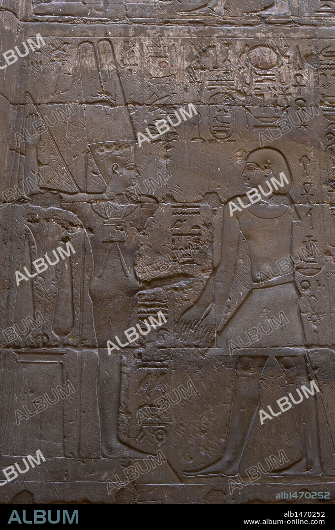 ARTE EGIPCIO. EGIPTO. Relieve con la representación de un faraón ante MIN, dios de la fecundidad. Se le representa con el falo erecto. Capilla consagrada a Amón-Min. TEMPLO DE LUXOR. IMPERIO NUEVO.