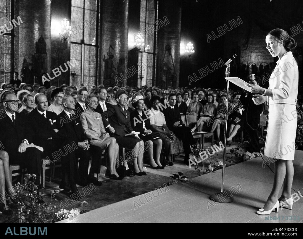 Arkiv 1969. Alice Babs, egentligen Sjöblom debuterade redan som tonåring med "Swing it magistern" i filmen med samma namn. Här sjunger hon i Gyldene Sallen i Stadshuset när Rådda barnen jubilerar.. Foto: Svenskt Pressfoto Kod. 20360. Scanpix Sweden.