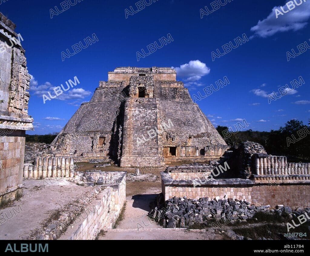 Mexico.Yucatan.Z.A. de Uxmal.Cultura Maya.Piramide del Adivino.