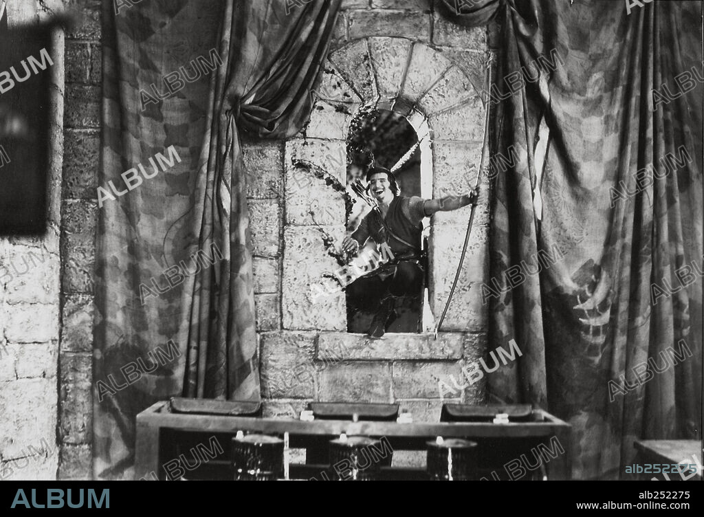 DOUGLAS FAIRBANKS en ROBIN DE LOS BOSQUES, 1922 (ROBIN HOOD), dirigida por ALLAN DWAN. Copyright UNITED ARTISTS.