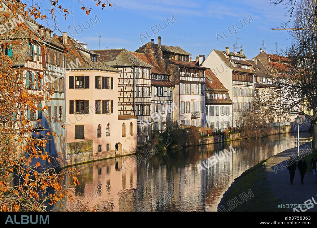 Ill River and Quai de la Bruche, old town Petite France, UNESCO World Heritage Site, Strasbourg, Alsace, France, Europe.