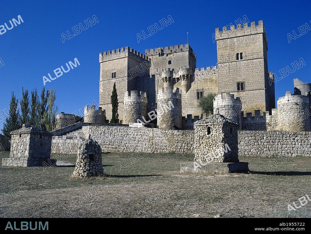 CASTILLA-LEON. AMPUDIA. Vista del CASTILLO, fortaleza gótica erigida entre los siglos XIII y XV. Perteneció a los Señores de Mayorazgo, a Don Juan de Albuquerque (1280-1354) y al duque de Lerma, entre otros. En la Guerra de las Comunidades, fue ocupado por los comuneros. Declarado Monumento Nacional en el año 1931. Provincia de Palencia. España.