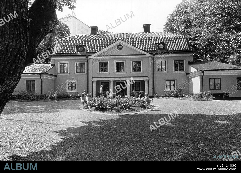 Stockholm 1974-06-20. Anders Reimers sommarställe Malmgården. i dag använts huset till daghem. En vacker byggnad som är välbevarad och samtidigt en perfekt miljö för barn att tumla om i. Reimersholme, en liten och, bortglömd idyll mitt emot Långholmen, är värd ett besök.. Foto: Jan E Carlsson / DN / TT / Kod: 11. ** SvD OUT **.