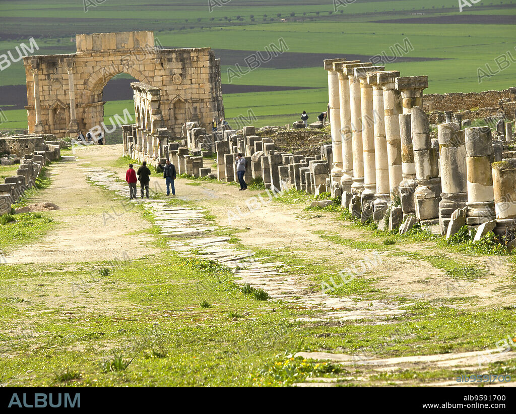 Ciudad Romana de Volubilis(II d.c.),Decumanus Maximus y arco de Caracalla.Marruecos.