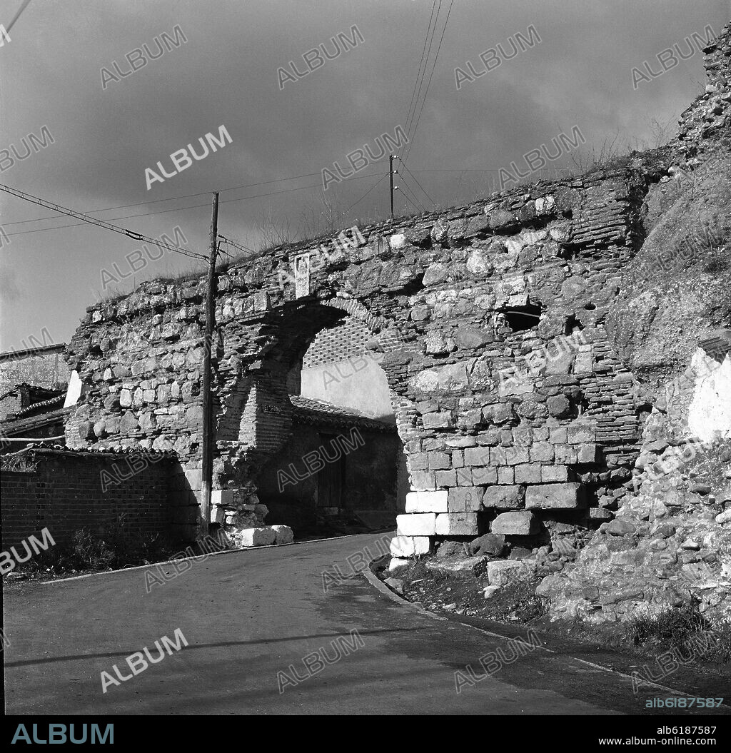 PUERTA SUR LLAMADA DE LA TOSTONERA DE LA MURALLA DE TALAMANCA DEL JARAMA CONSTRUIDA EN EL AÑO 860 - FOTOGRAFIA EN BLANCO Y NEGRO - AÑOS 60.