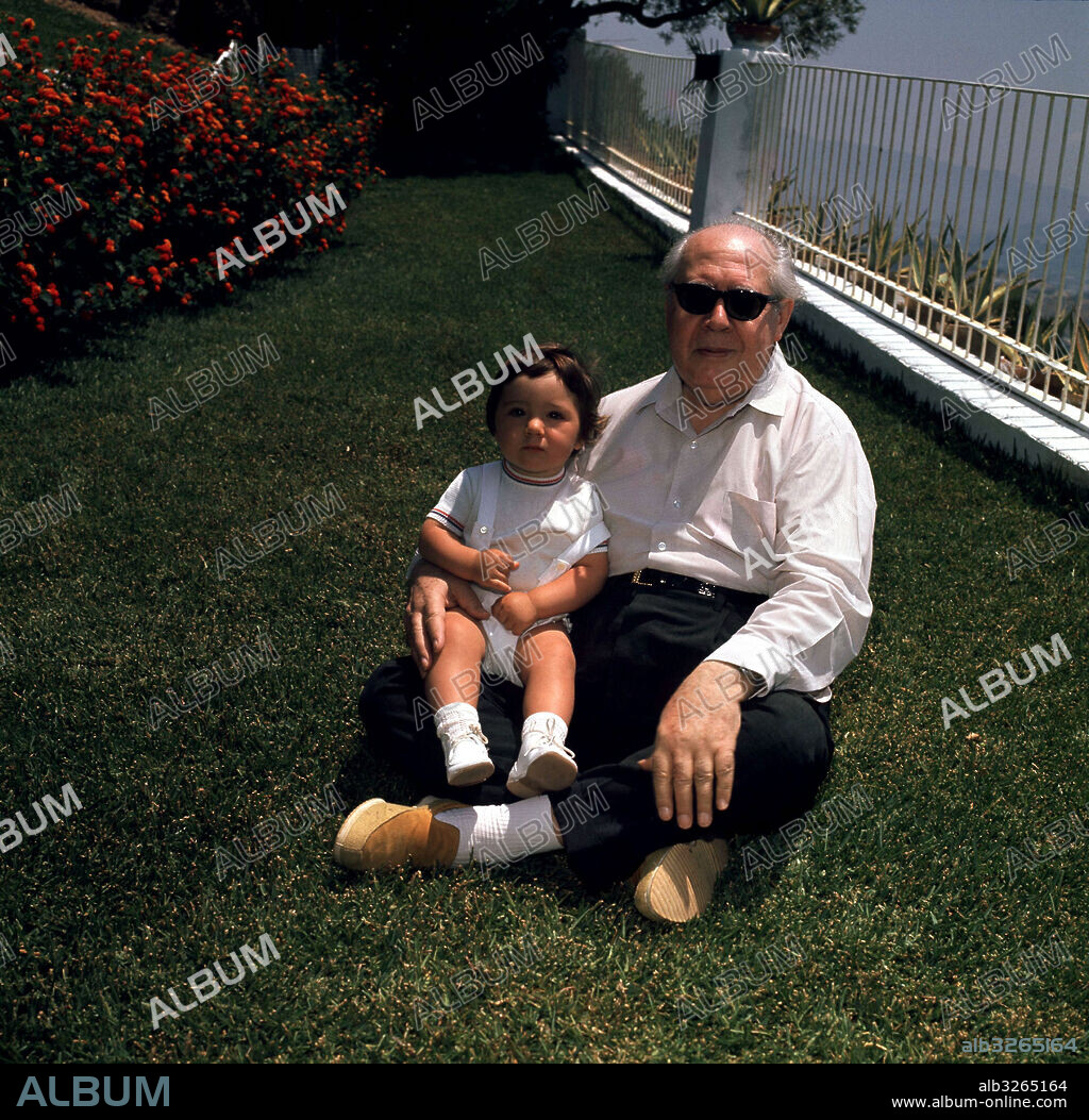 SEGOVIA , ANDRES. GUITARRISTA ESPAÑOL . LINARES 1893 - 1987. CON SU HIJO EN SU CASA DE LA COSTA DEL SOL.