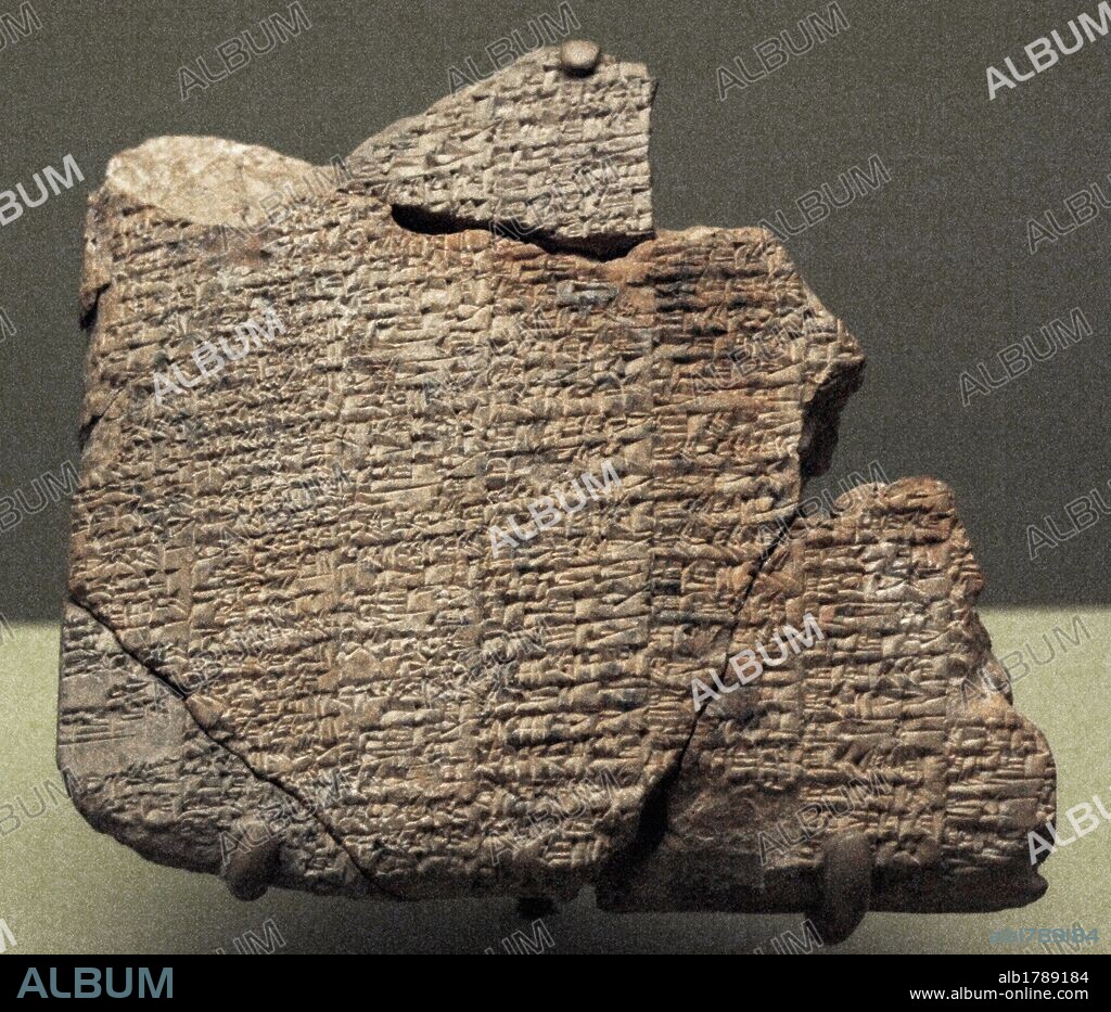 ARTE MESOPOTAMICO. BABILONIA. PRIMERA DINASTIA DE ISIN. CODIGO DE LIPIT-ISHTAR. Gobernó entre 1934 al 1924 a. C. Tabla de arcilla en ESCRITURA CUNEIFORME procedente de Nippur. Exposición Babilonia. Museo del Louvre. París. Francia.