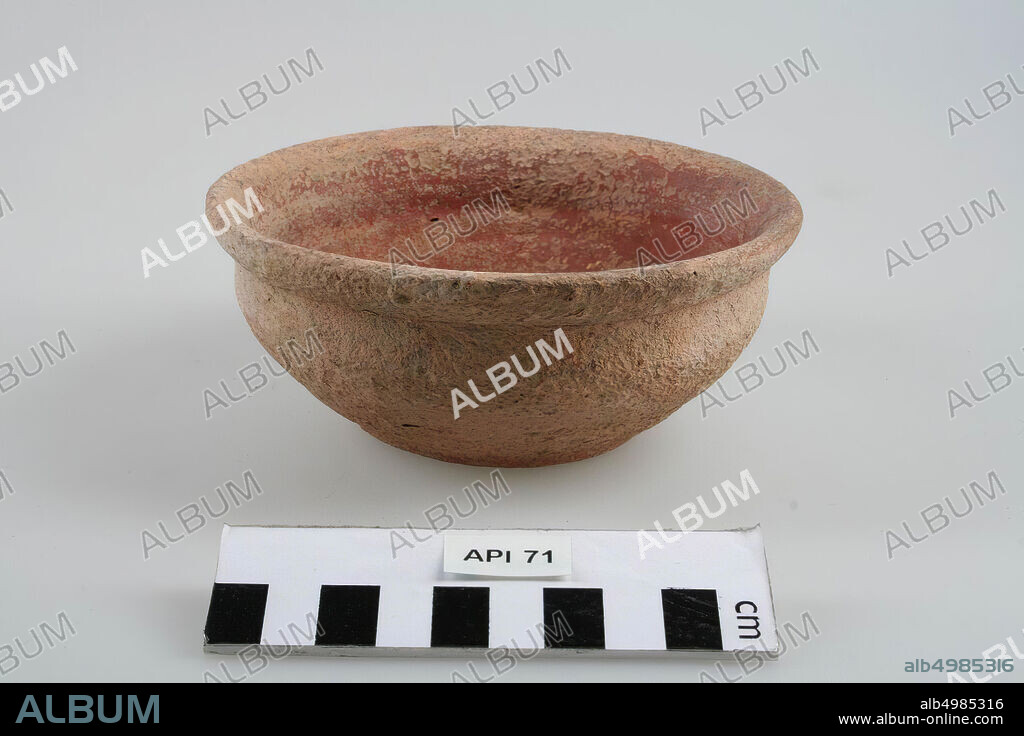 Bowl, dyed red, with some groove line decoration., Bowl, earthenware, terra sigillata (imitation), h: 5.5 cm, diam: 13 cm, vmeb 400-600, Germany.
