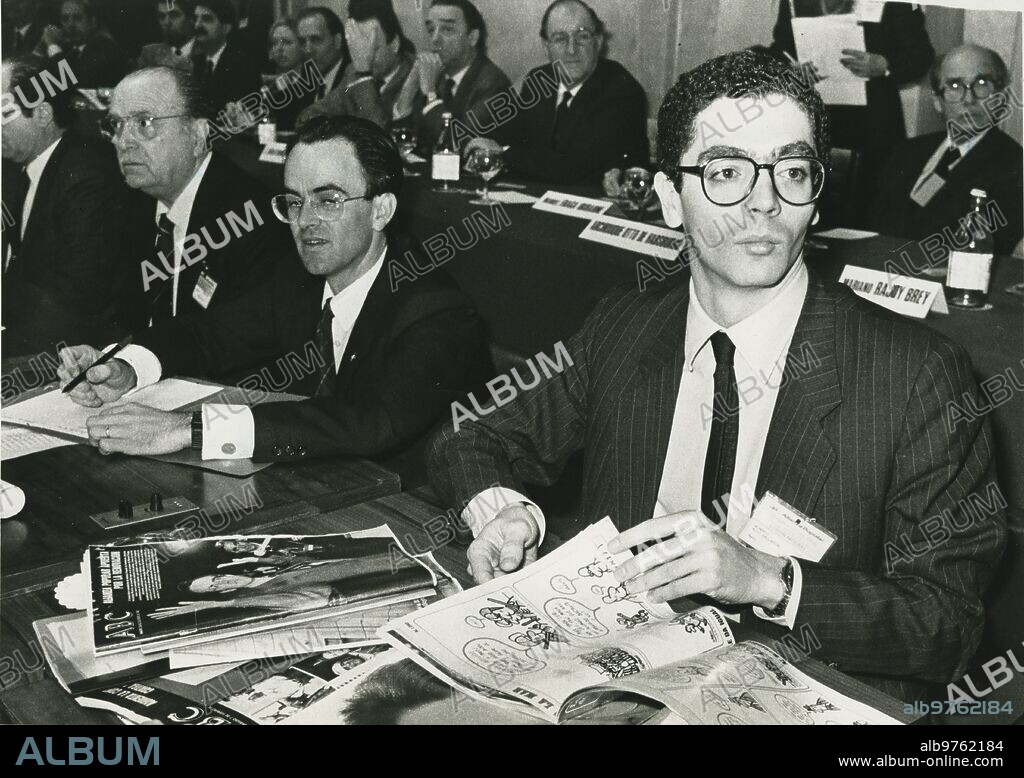 Madrid. 09/02/1987. Gerardo Fernández Albor, Antonio Hernández Mancha y Alberto Ruiz Gallardón en un congreso de Alianza Popular. Ruiz Gallardón con un ejemplar de Blanco y Negro entre las manos. Sobre la mesa, ejemplares de ABC.