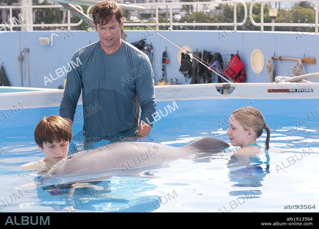 COZI ZUEHLSDORFF, HARRY CONNICK JR. and NATHAN GAMBLE in DOLPHIN TALE, 2011, directed by CHARLES MARTIN SMITH. Copyright ALCON ENTERTAIMENT.