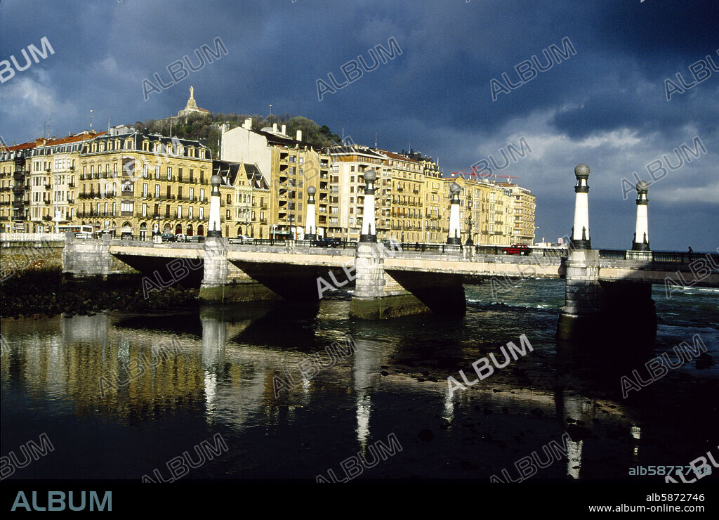 San Sebastián / Donostia; Puente Kursaal sobre río Urumea y monte Urgull.