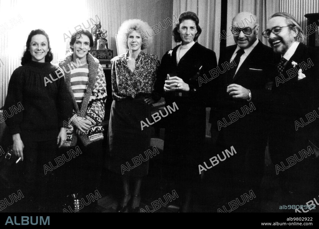 1979. Víctor Ullate y Carmen Roche, los Encargados del ballet clásico Nacional, junto A el señor clavero Arévalo con su esposa y la duquesa de Alba, después de una actuación en el teatro la Zarzuela.