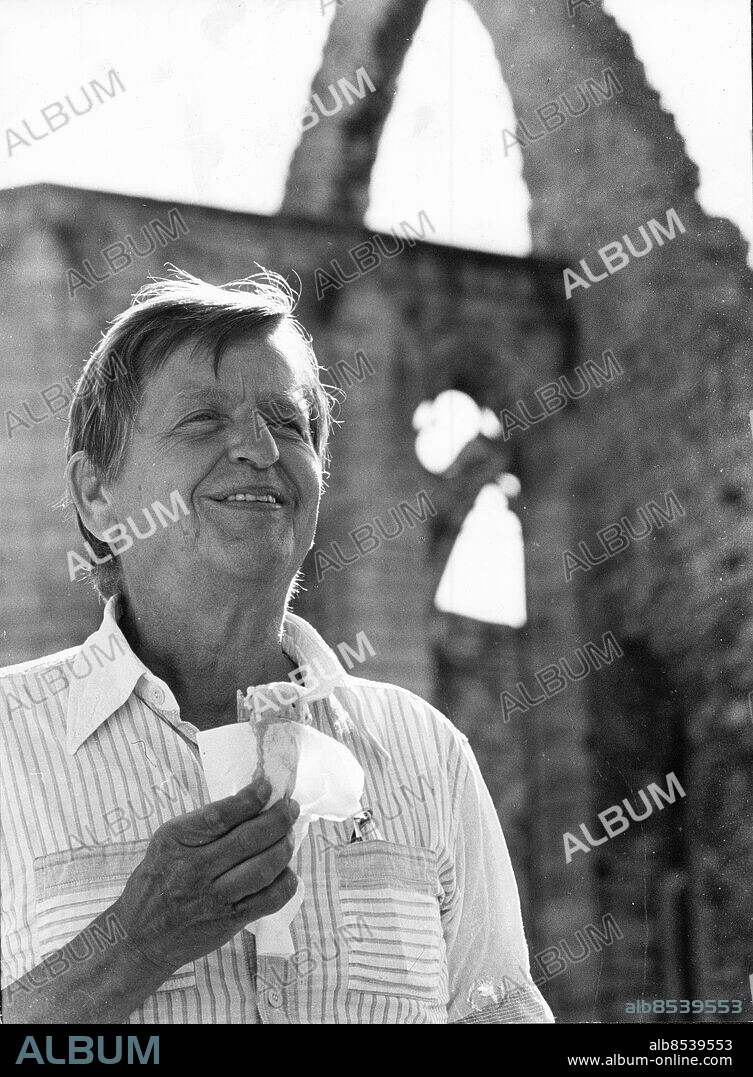 VISBY 1984-07-26. Statsminister Olof Palme (S) äter glass med en av kyrkoruinerna i Visby i bakgrunden . Foto: Håkan Lindgren / DN / TT / kod 69. ** SVD OUT **.