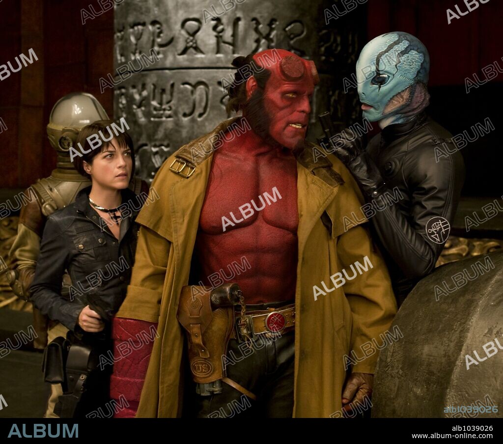 DOUG JONES, RON PERLMAN and SELMA BLAIR in HELLBOY II: THE GOLDEN ARMY, 2008, directed by GUILLERMO DEL TORO. Copyright DARK HORSE ENTERTAINMENT/INTERNATIONALE FILMPRODUKTION EAGLE / ENDRENYI, EGON.