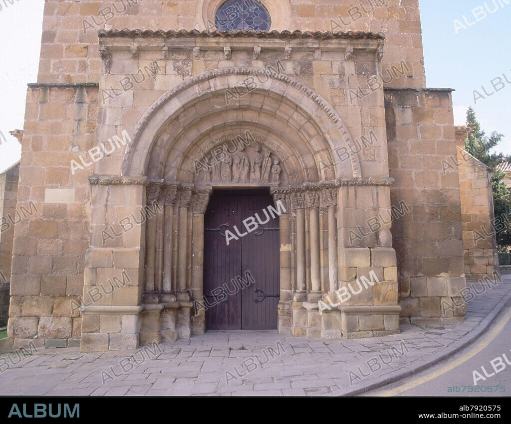 PORTADA ROMANICA DEL LADO SUR QUE PROVIENE DE LA ANTIGUA IGLESIA DE SAN NICOLAS-S XIII.