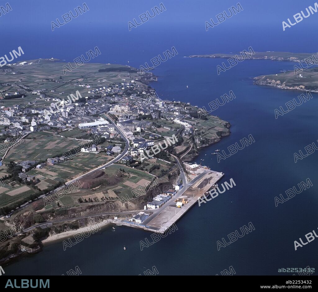 LUGO. RIBADEO. VISTA DEL PUEBLO Y DESEMBOCADURA DEL RIO EO. VISTA AEREA AÑO 1968.
