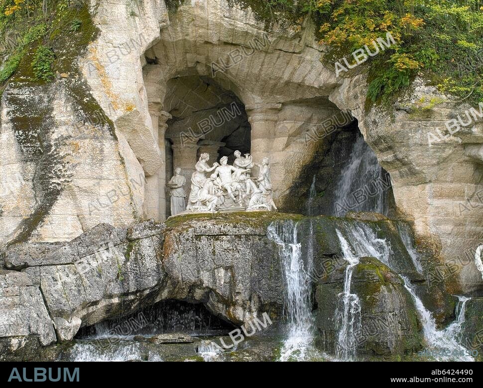 Versailles, Schloßpark, Bad des Apollon mit Thetis und Nymphen (um 1670 von Francois Girardon, *1628-+1715). Frankreich, Ile de France. Versailles, park of the palace, the bath of Apollon with Thetis and Nymphes (c. 1670 by Francois Girardon, *1628-+1715). France, Ile de France. Additional reproduction permission necessary by Chateau Versailles.