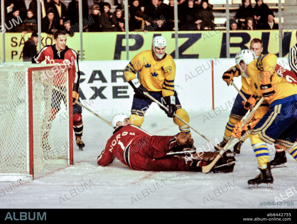TAMMERFORS 1965-03-11. Tre Kronors Sven "Tumba" Johansson framför den norska målvakten i en ishockeymatch mellan Sverige och Norge i ishockey-VM i Tammerfors 11:e mars 1965. Sverige vann med 10-0.. Foto: Jan Collsiöö / TT / Kod: 1001.