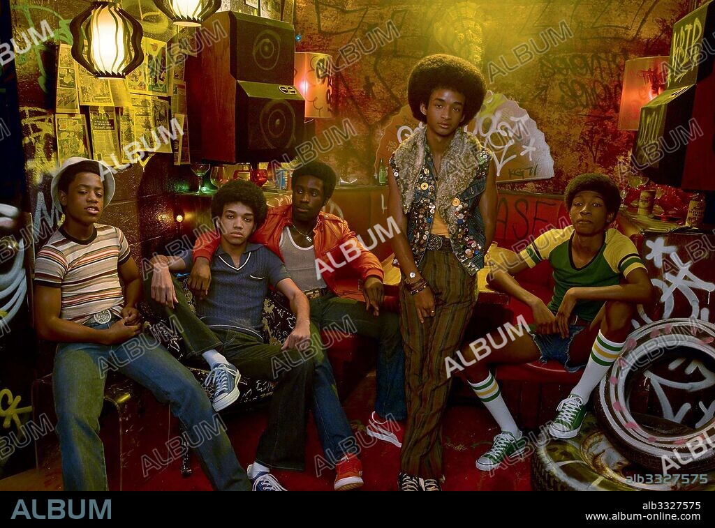 JADEN SMITH, JUSTICE SMITH, SHAMEIK MOORE, SKYLAN BROOKS and TREMAINE BROWN JR. in THE GET DOWN, 2016, directed by BAZ LUHRMANN. Copyright BARZMARK FILMS/SONY PICTURES TELEVISION.
