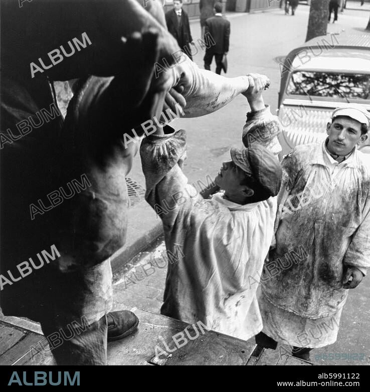 Gewerbe / Fleischer. Lieferung von Schweinehälften durch einen Großhändler in Paris. Foto, 1050, von Paul Almasy Aus einer Serie "Abattoires -Boucherie".