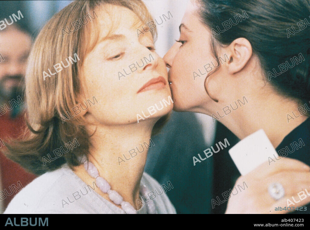 ANNA MOUGLALIS and ISABELLE HUPPERT in NIGHTCAP, 2000 (MERCI POUR LE CHOCOLAT), directed by CLAUDE CHABROL. Copyright CAB PROD./FRANCE 2 CINEMA.