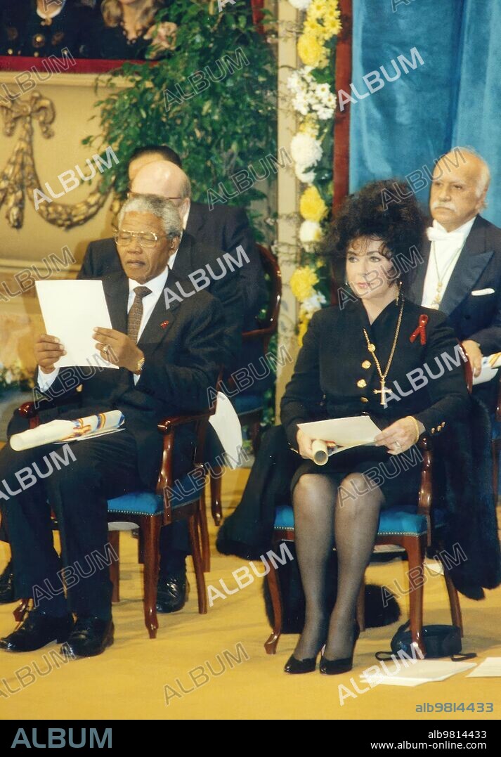 El Príncipe de Asturias (a la izquierda) efectuaba, bajo la atenta y emocionada mirada de sus augustos padres, una de sus primeras intervenciones públicas en 1981, durante la ceremonia de entrega de los premios que llevan su nombre y que en aquella ocasión se otorgaban por vez primera. El ex presidente de Suráfrica, Nelson Mandela, y la actriz Elisabeth Taylor (arriba) fueron distinguidos en 1992 con los premios de Cooperación Internacional y de la Concordia, respectivamente.