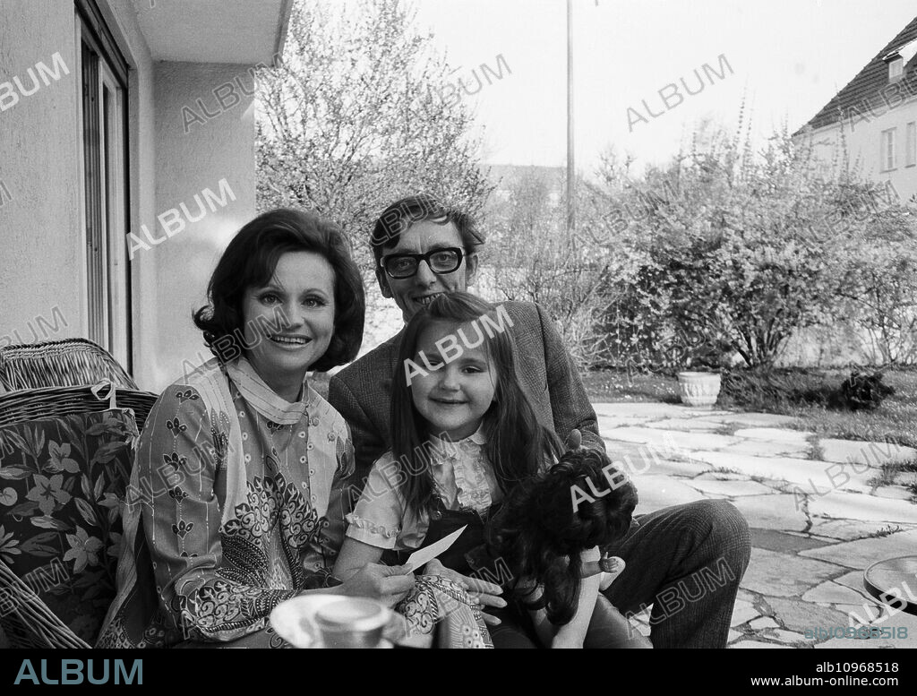 German actress and stage director Lis Verhoven with daughter Stella Adorf and photographer Heinz Browers, Germany 1970s.