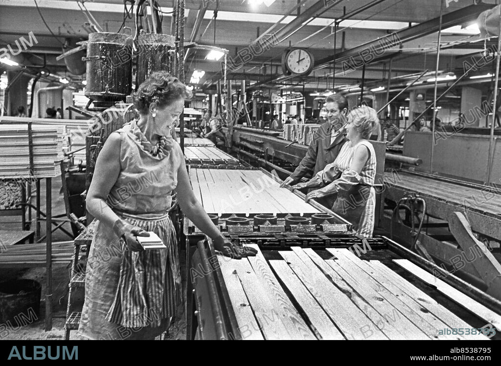 HANASKOG 1969-06-27.. Några arbetare på parkettfabriken Tarkett AB, arbetsplats för större delen av Hanaskogs befolkning, varav många är invandrare.. Foto: Bo-Aje Mellin / RiR / SVT / Kod: 5600. Reportage publ. i RiR 30/69 inför TV-programmet Mitt ibland oss. Från Tornedalen till Hanaskog i Skåne. Ett program om miljö och gemenskap.. RiR 19495 sv/v  . Fabriker.