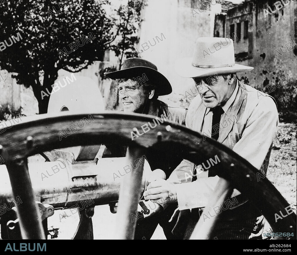 BURT LANCASTER and GARY COOPER in VERA CRUZ, 1954, directed by ROBERT ALDRICH. Copyright UNITED ARTISTS.