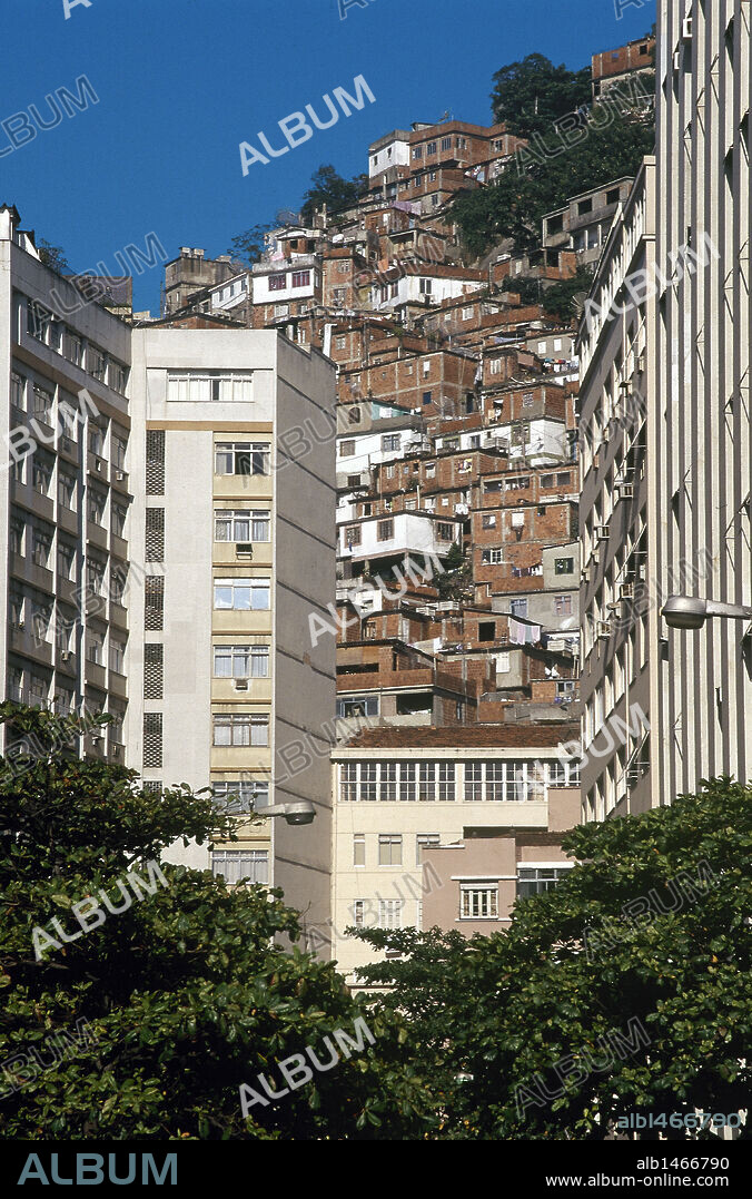 BRASIL. RIO DE JANEIRO. Contraste de edificaciones entre las viviendas de alto standing en el distrito de Copacabana y, al fondo, casas en las favelas. Estado de Río de Janeiro.