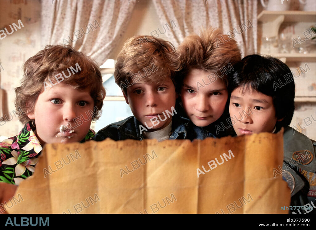 COREY FELDMAN, JEFF COHEN, Ke Huy Quan und SEAN ASTIN in DIE GOONIES, 1985 (THE GOONIES), unter der Regie von RICHARD DONNER. Copyright WARNER BROTHERS.