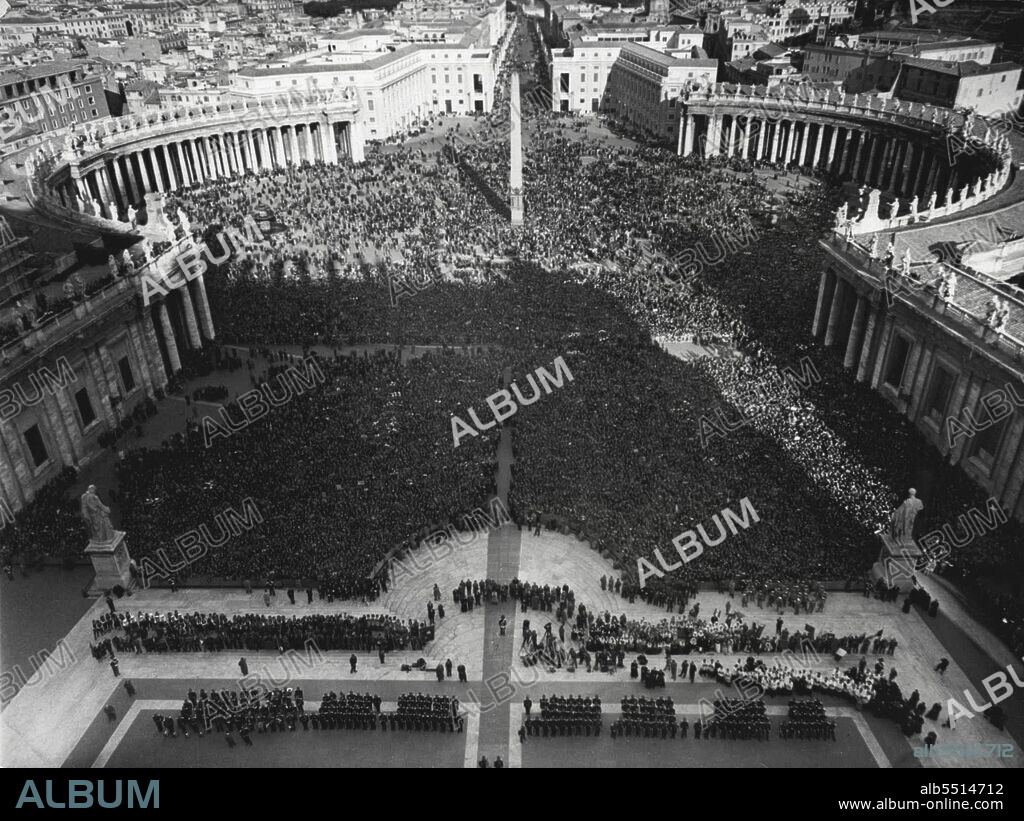 Pope Blesses Crowd From St. Peter's Balcony - A general view of the huge crowed which massed in St. Peter's Square, Vatican City, March 22, to hear the Pope's speech and to received his blessing.
This photo was made from the top of St. Peter's Basilica.
It was the pope's first appearance on the famous balcony since his recent illness.
The crowd numbered about 150,000 and included some 50,000 delegates to the national Italian farmers' convention. March 23, 1953. (Photo by Associated Press Photo).