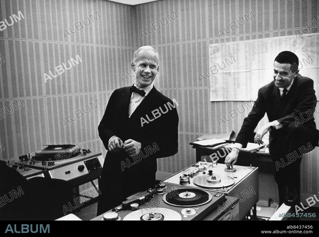 STOCKHOLM 1963.. Orig. bildtext... OLOF LAGERCRANTZ 1963 Anm. Fluga persons: MAGNUS VON SETH;OLOF LAGERCRANTZ sites: STOCKHOLM;SVERIGE.