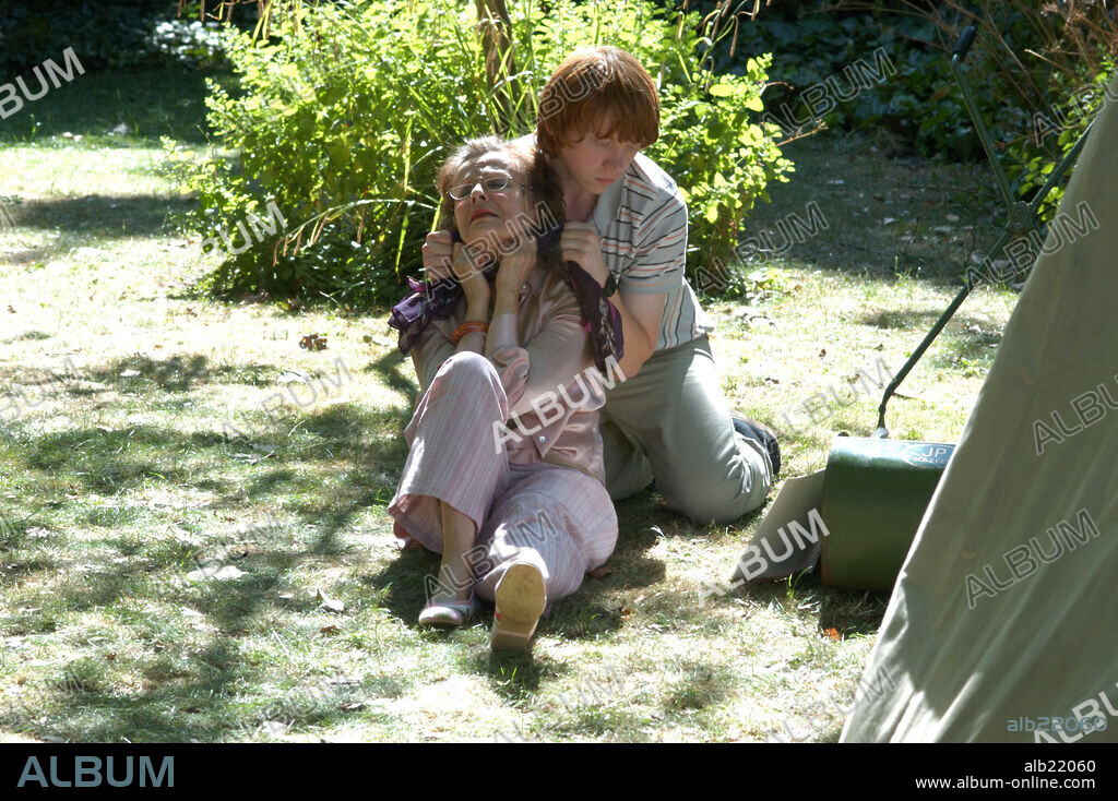 JULIE WALTERS et RUPERT GRINT dans DRIVING LESSONS, 2006, réalisé par JEREMY BROCK. Copyright RUBBER TREE PLANT/UNITED CASTING.
