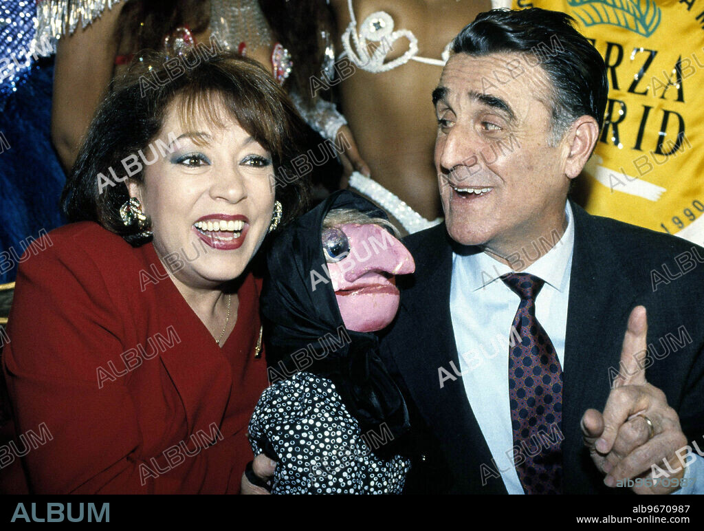 RODRIGUEZ SAHAGUN , AGUSTIN. POLITICO ESPAÑOL.. JUNTO CON MARI CARMEN Y SUS MUÑECOS DURANTE UNA RUEDA DE PRENSA EN 1991.