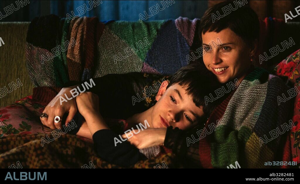 FELICITY JONES and LEWIS MACDOUGALL in A MONSTER CALLS, 2016, directed by JUAN ANTONIO BAYONA. Copyright APACHES ENT/LA TRINI/PARTICIPANT MEDIA/RIVER ROAD ENT.