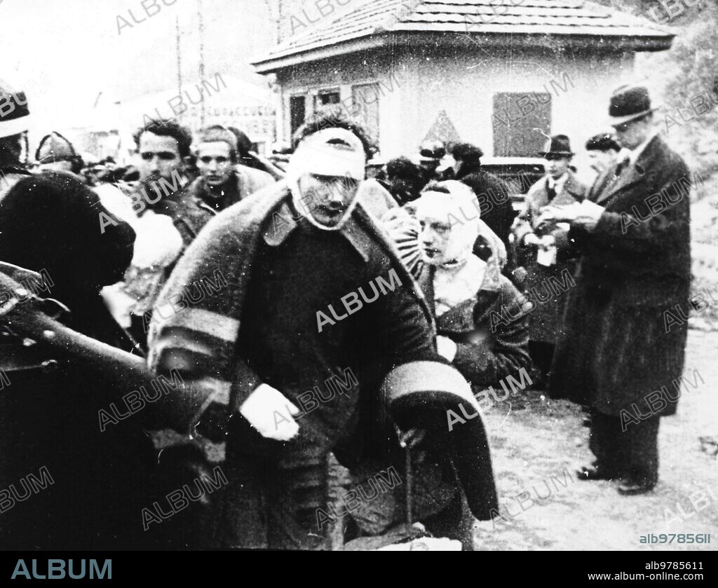 1939. Soldados Republicanos Heridos, Cruzando la frontera de le Perthus.