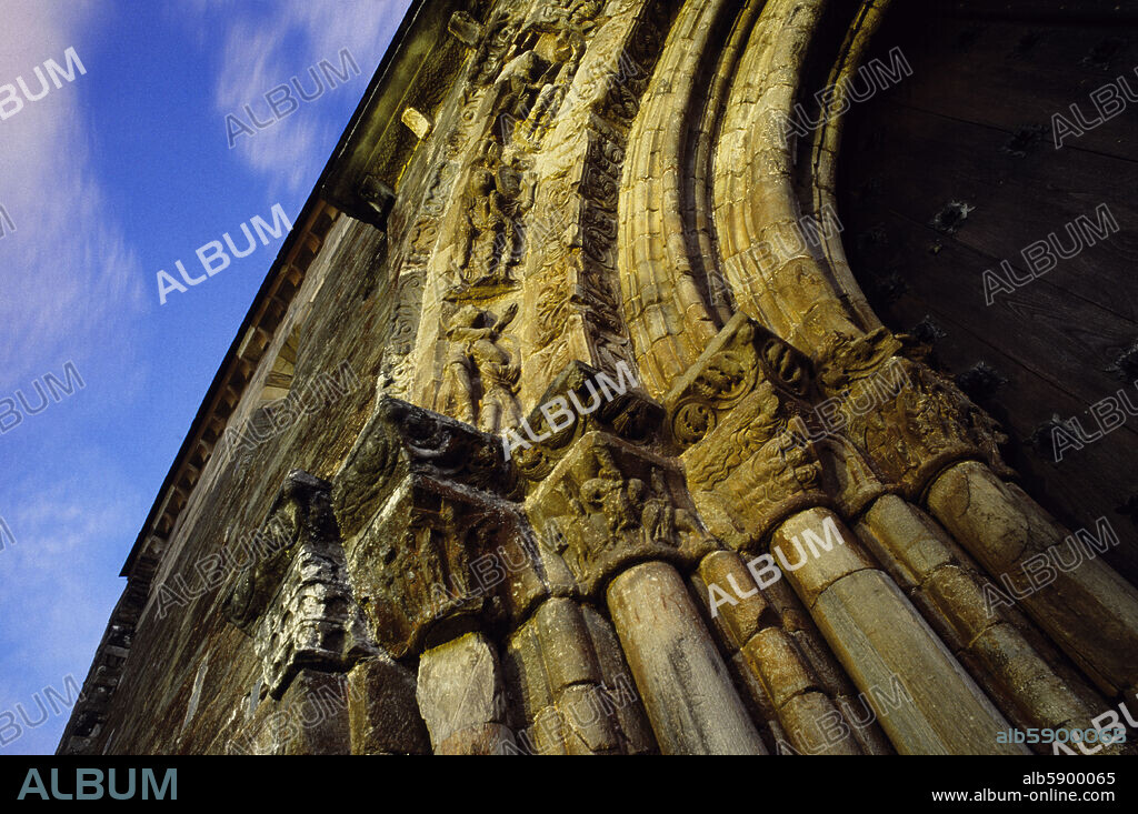 Vilafranca del Bierzo, fachada de Iglesia de Santiago (románica) Camino de Santiago.