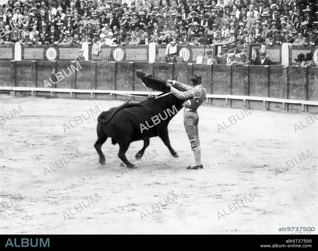 1926. Madrid. En la plaza de Toros.Un pase por alto del diestro Joaquín Rodríguez en su primer Toro.