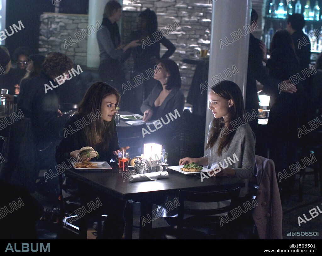 MILA KUNIS and NATALIE PORTMAN in BLACK SWAN, 2010, directed by DARREN ARONOFSKY. Copyright FOX SEARCHLIGHT PICTURES.
